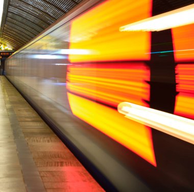 Rusya Haziran 2020. Moskova metrosu. Metro tren hareketinin uzun süreli etkisi. renk