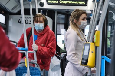 Rusya 2020 Haziran. Şehir toplu taşımacılığı. Rusya 'daki koronavirüs salgını sırasında tıbbi maskeli insanlar otobüse biniyor. renk