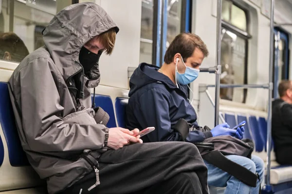 Rusya Haziran 2020. Moskova metrosu. Koruyucu maskeli insanlar metro vagonuna binerler. Rusya 'da koronavirüs salgını. Virüs bulaşma riski var. renk