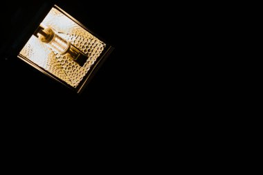 Karanlıkta beton zemin, siyah arka planda spot ışığı var.