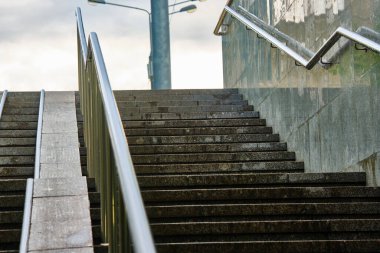 Alt geçidin genel planındaki boş merdivenler