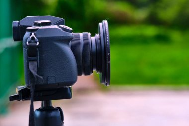dijital kamera ve bir tripodun üzerinde filtre daha büyük boyutu