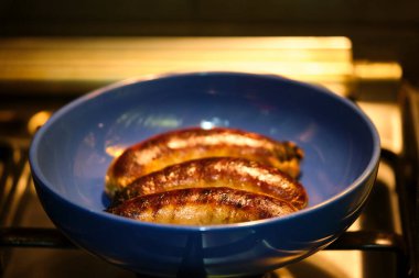 Kızarmış sosis iştah açıcı genel plan.