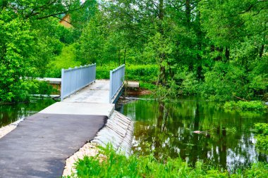 Güzel nehrin üzerinde küçük bir köprü