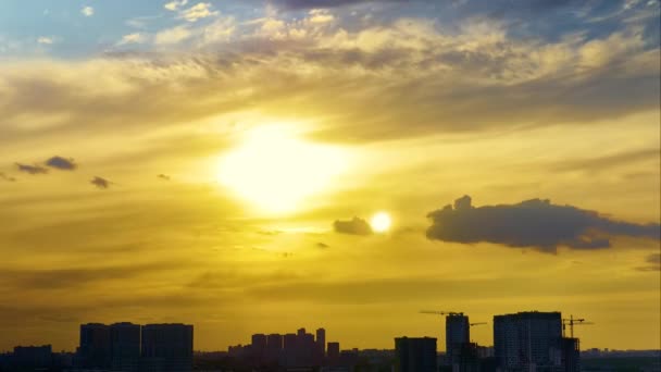 Zeitraffer des Sonnenuntergangs über der Stadt bei schönem Himmel und Sonnenhintergrund. — Stockvideo