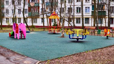 Moskova 'daki Covid-19 karantinası sırasında çocukların oyun alanını mühürledi. 02.04.2020
