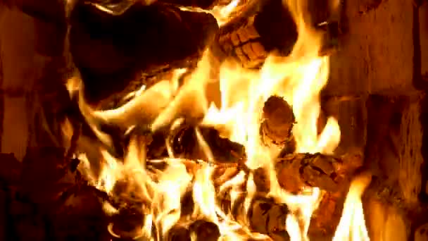 Drewniane Belki Ognia Płonące Rosyjskim Piecu Wieczorem Iskry Ognia Wznoszą — Wideo stockowe