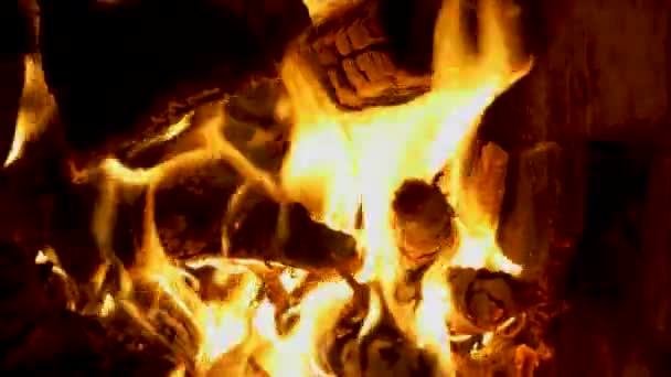 Drewniane Belki Ognia Płonące Rosyjskim Piecu Wieczorem Iskry Ognia Wznoszą — Wideo stockowe
