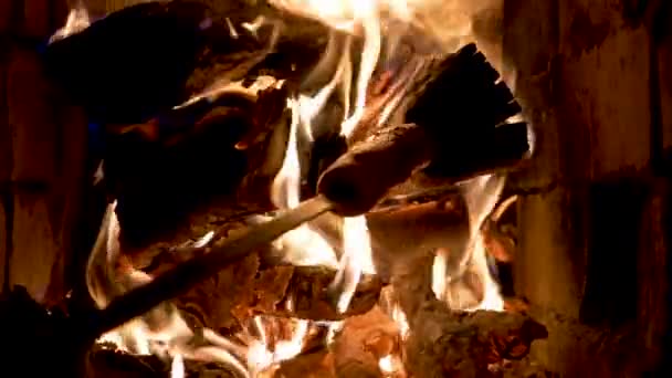 木製の火は夜にロシアの炉で燃焼ビーム 火の火花が炎の黄色の噴出と上昇します しっかりと撃たれた シームレスにループ化されたアニメーション — ストック動画