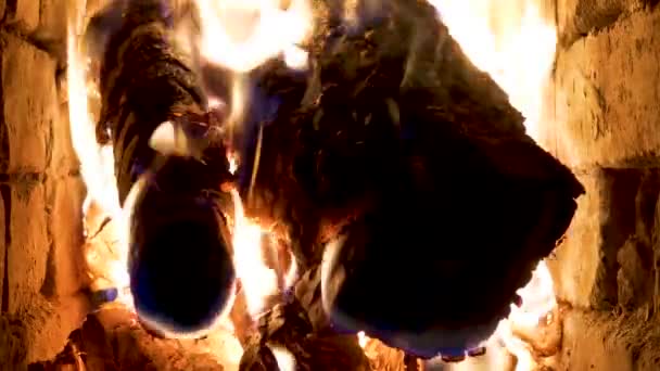 木製の火は夜にロシアの炉で燃焼ビーム 火の火花が炎の黄色の噴出と上昇します しっかりと撃たれた シームレスにループ化されたアニメーション — ストック動画