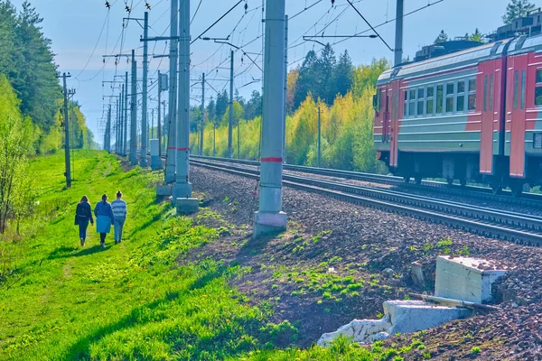 Люди Ходят Железной Дороге Ездят Поезде — стоковое фото