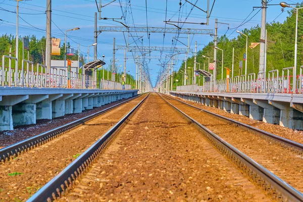 Järnvägsspår Tom Över Plattformen — Stockfoto