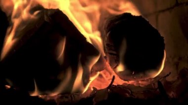 Yanan odunların yavaş çekimde çekilmesi