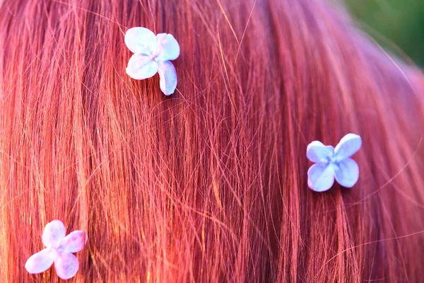 紫丁香花被编织在女孩的头发上 — 图库照片
