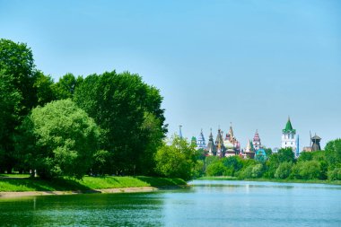 Kremlin 'in Moskova, İzmaylovo' daki manzarası nehir renginin karşısında