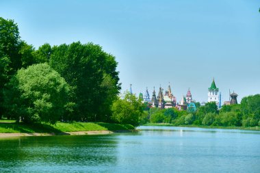 Kremlin 'in Moskova, İzmaylovo' daki manzarası nehir renginin karşısında
