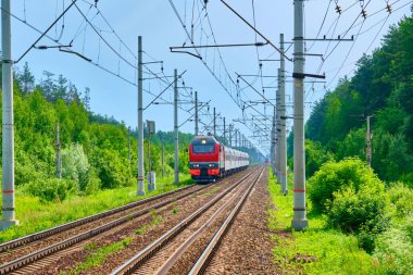 Elektrikli tren yolda.