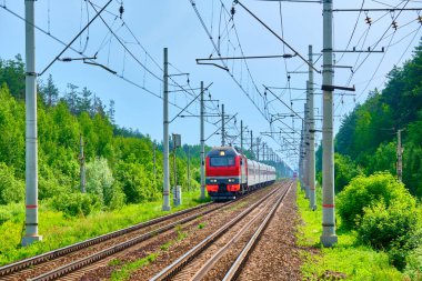 Elektrikli tren yolda.