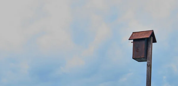 Gökyüzüne Karşı Bir Sütun Üzerinde Kuş Evi — Stok fotoğraf