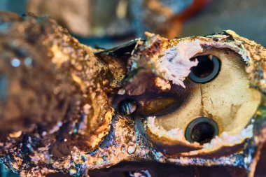 Yangından sonra erimiş elektrik prizi