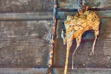 Yangından sonra eritilmiş ışık anahtarı