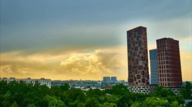 Moskova Haziran 2020. Güneşli bir günde pencereden Seviye Amurskaya apartmanına bak.