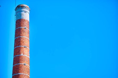 Mavi gökyüzüne karşı tuğla boru
