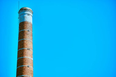 Mavi gökyüzüne karşı tuğla boru
