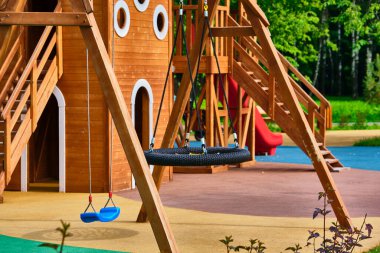 Parkın genel planında güzel salıncak.