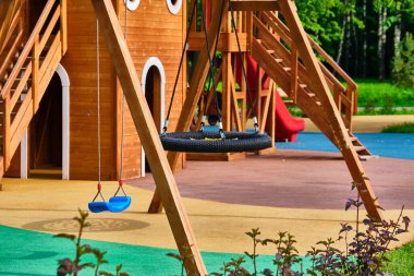 Parkın genel planında güzel salıncak.