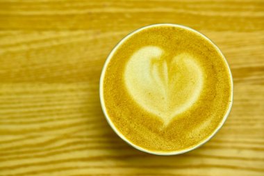 Kapuçino ile kağıt bardak genel plan