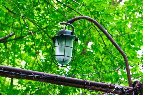 Street Lighting Hangs Barbed Wire Genaral Plan — Stock Photo, Image