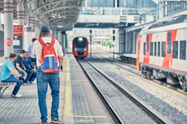 Moskova Temmuz 2020. İnsanlar peronla gelen treni bekliyor.