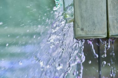 Çeşmeden akan su. genel plan.