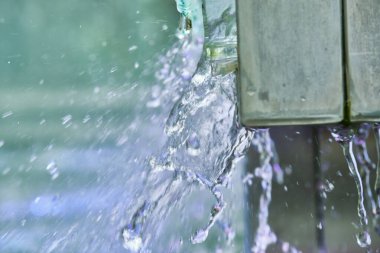 Çeşmeden akan su. genel plan.