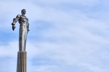 Moskova Temmuz 2020. Lenin Caddesi 'ndeki Yuri Gagarin anıtı. genel plan.