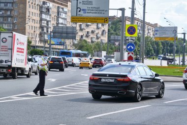 Moskova Temmuz 2020. Trafik polisi otoyolda arabayı durdurdu.