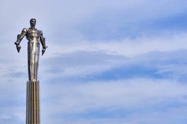 Moskova Temmuz 2020. Lenin Caddesi 'ndeki Yuri Gagarin anıtı. genel plan.
