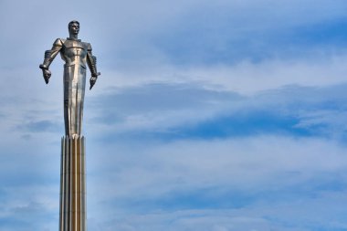 Moskova Temmuz 2020. Lenin Caddesi 'ndeki Yuri Gagarin anıtı. genel plan.