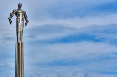 Moskova Temmuz 2020. Lenin Caddesi 'ndeki Yuri Gagarin anıtı. genel plan.