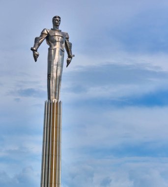 Moskova Temmuz 2020. Lenin Caddesi 'ndeki Yuri Gagarin anıtı. genel plan.