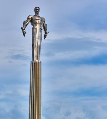 Moskova Temmuz 2020. Lenin Caddesi 'ndeki Yuri Gagarin anıtı. genel plan.