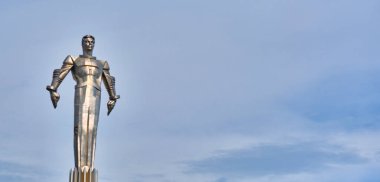 Moskova Temmuz 2020. Lenin Caddesi 'ndeki Yuri Gagarin anıtı. genel plan.