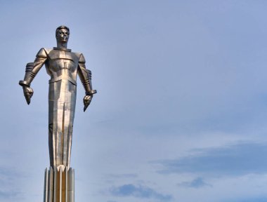 Moskova Temmuz 2020. Lenin Caddesi 'ndeki Yuri Gagarin anıtı. genel plan.