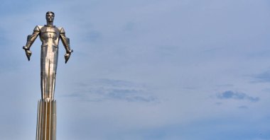 Moskova Temmuz 2020. Lenin Caddesi 'ndeki Yuri Gagarin anıtı. genel plan.