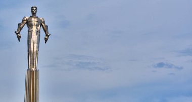 Moskova Temmuz 2020. Lenin Caddesi 'ndeki Yuri Gagarin anıtı. genel plan.