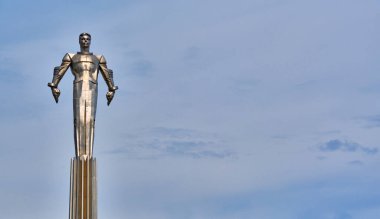 Moskova Temmuz 2020. Lenin Caddesi 'ndeki Yuri Gagarin anıtı. genel plan.