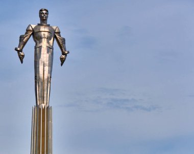 Moskova Temmuz 2020. Lenin Caddesi 'ndeki Yuri Gagarin anıtı. genel plan.