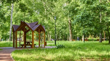 Şehir parkında boş bir çardak. genel plan.