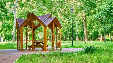 Şehir parkında boş bir çardak. genel plan.